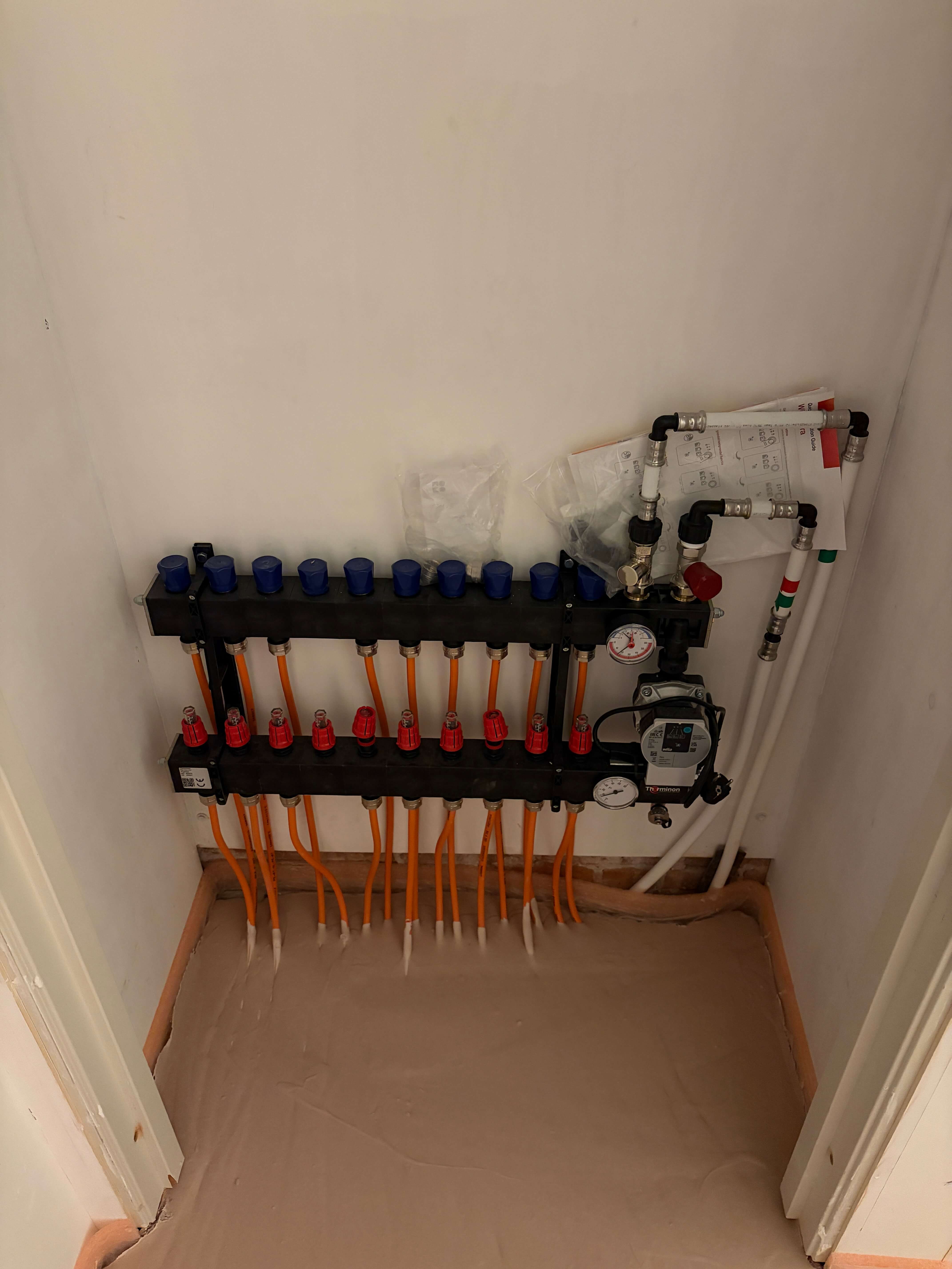 Gevulde verdeler vloerverwarming